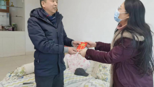 看望生病老党员 组织关怀暖人心